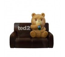 Figura TED 2 su DIVANO ROSSO 10cm HEAD KNOCKER Bobble ENERGIA SOLARE