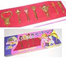 SAILOR MOON Raro BOX Set 7 CIONDOLI Pendenti SCETTRO LUNARE Chiave Tempo NUOVI